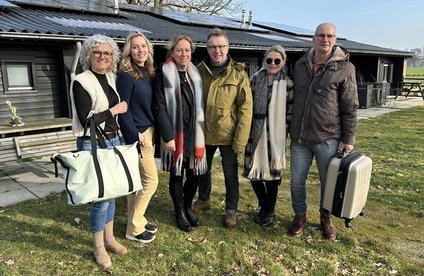 Monique, Naomi, Thea, Gerrit, Janneke, Richard in Bed & Breakfast