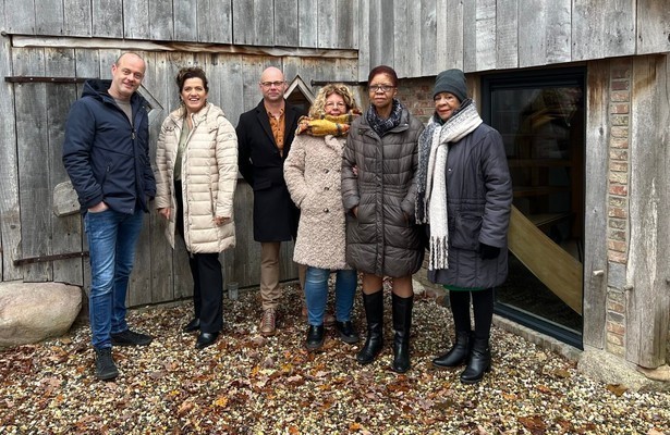 Pieter, Brenda, Michel, Anja, Marelva en Marjorie in Bed & Breakfast