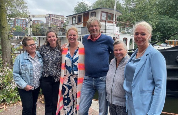 Gerie, Christine, Linda, Sibo, Aafje en Greta uit Bed & Breakfast