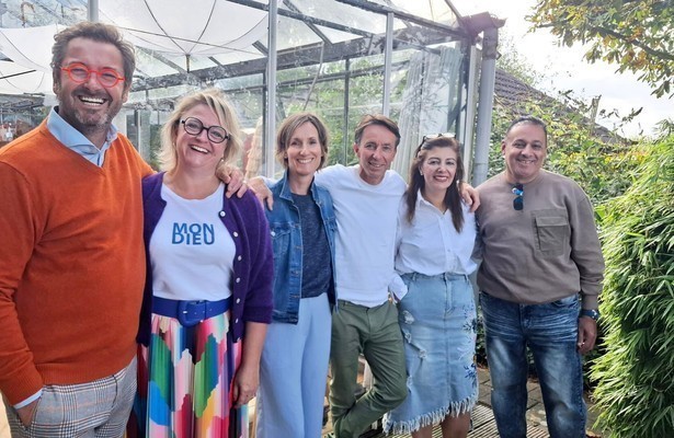Bob, Charlotte, Karin, Remco, Nana en Ashraf in Bed & Breakfast