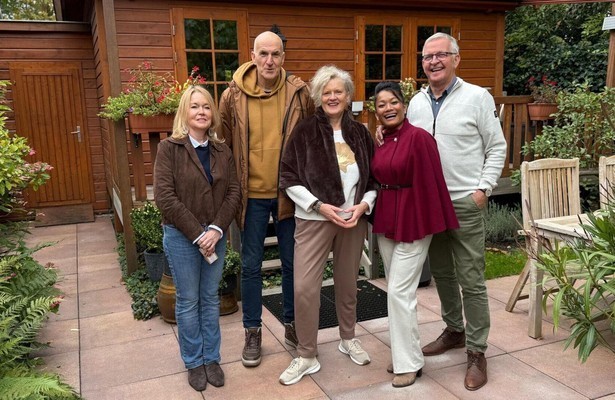 Marieke, Alfred, Esther, Ratcha en Jaap in Bed & Breakfast