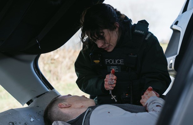 Paul Storrs en Dearbhaile McKinney in Blue Lights