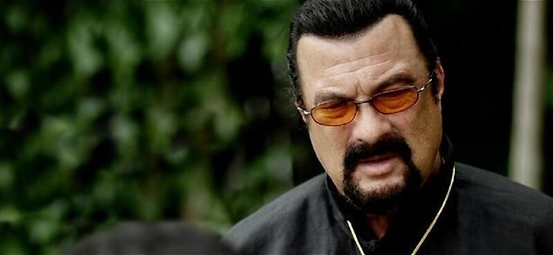 Steven Seagal knokt met terroristen