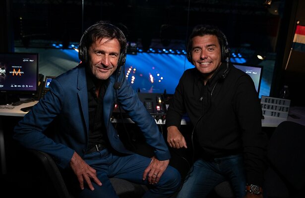 Cornald Maas en Jan Smit tijdens Eurovisie Songfestival 2022