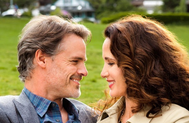 Dylan Neal en Andie MacDowell in Cedar Cove