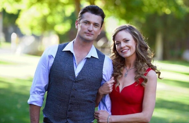 Rachel Boston en Wes Brown in Check Inn to Christmas