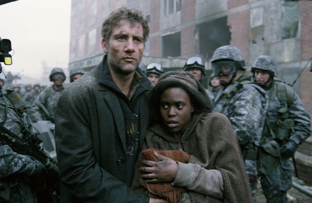 Clive Owen als Theo Faron & Clare-Hope Ashitey als Kee in Children of Men