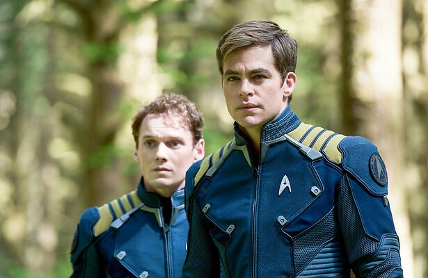 Chris Pine en Anton Yelchin in Star Trek Beyond
