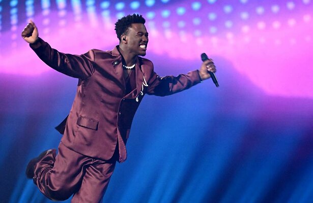 Claude tijdens eerste halve finale op het Songfestival in Bazel.