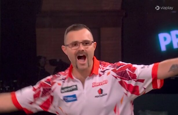 Damon Heta viert zijn 9-darter