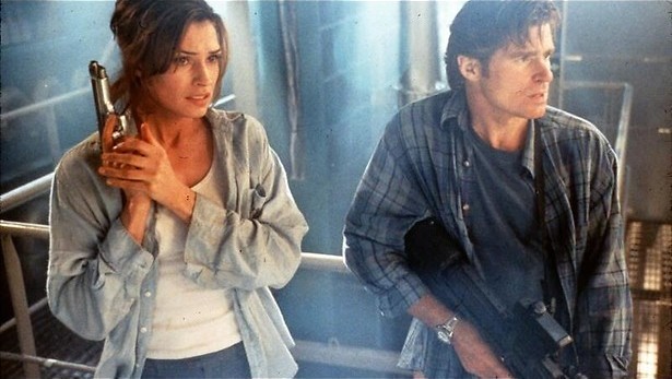 Famke Janssen wil juwelen stelen