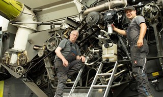 Dreck auf der Haut, Lächeln im Gesicht - Werner & Robby, Landmaschinen-Monteure im Dauereinsatz