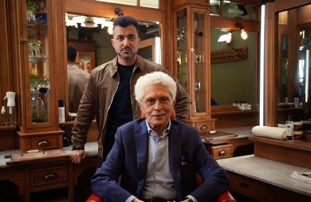 Özcan Akyol met Jacques d'Ancona in De Geknipte Gast