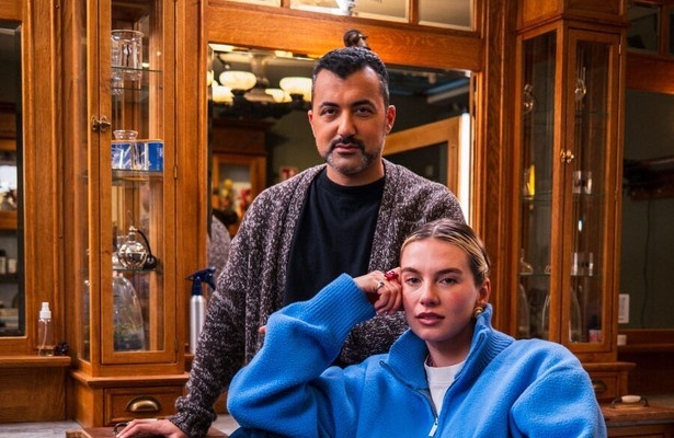 Maan met Özcan Akyol voor De Geknipte Gast