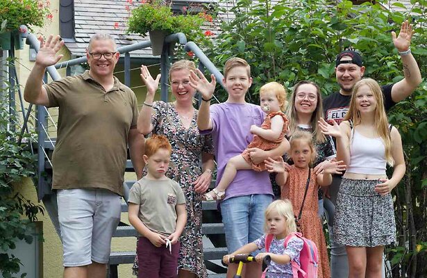 De familie Kraan voor Een Huis Vol Emigreert