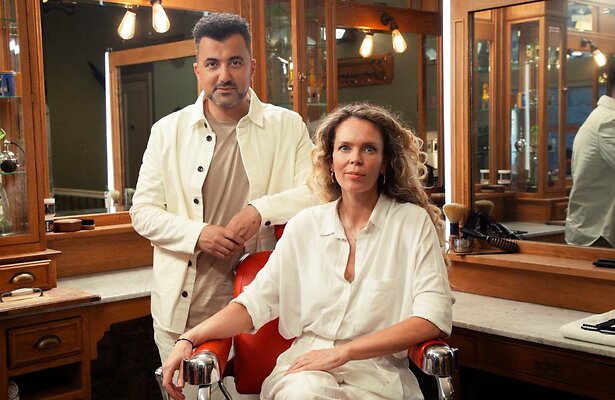 Özcan Akyol en Roxane van Iperen