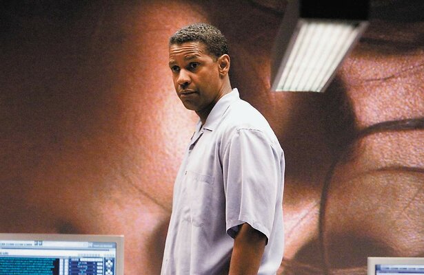 Denzel Washington als Doug Carlin in Deja Vu