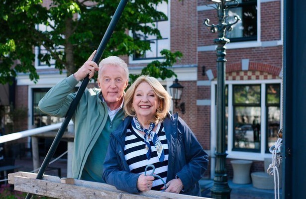 André van Duin en Janny van der Heijden voor Denkend aan Holland