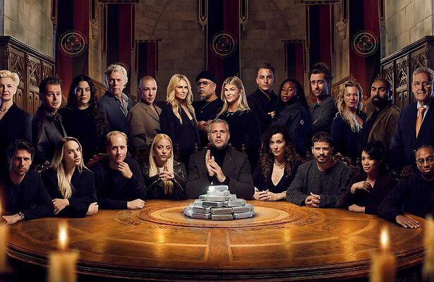 Kandidaten met presentator Tijl Beckand voor De Verraders