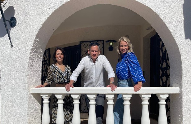 Dionne Stax met Sandor en Diana voor Droomhuis Gezocht