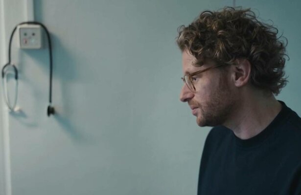 Ewout Genemans in het Kinderbrandwondencentrum.