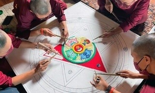 360° Reportage: Ein Palast aus Sand - Nepals magische Mandalas