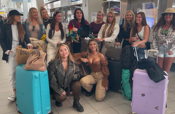 Groep met Echte Meisjes die op reis gaat.