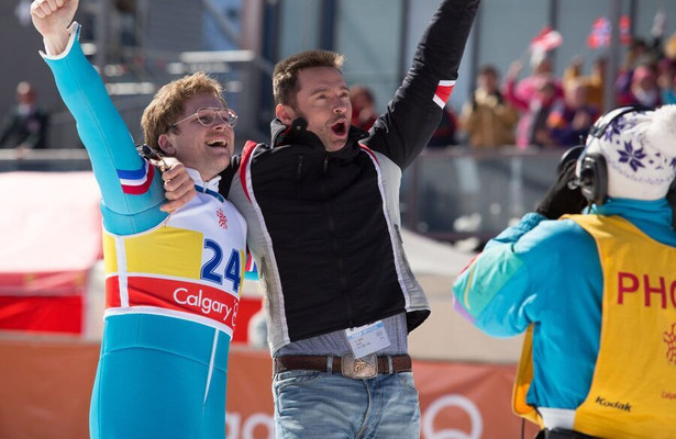 Hugh Jackman en Taron Egerton in Eddie the Eagle