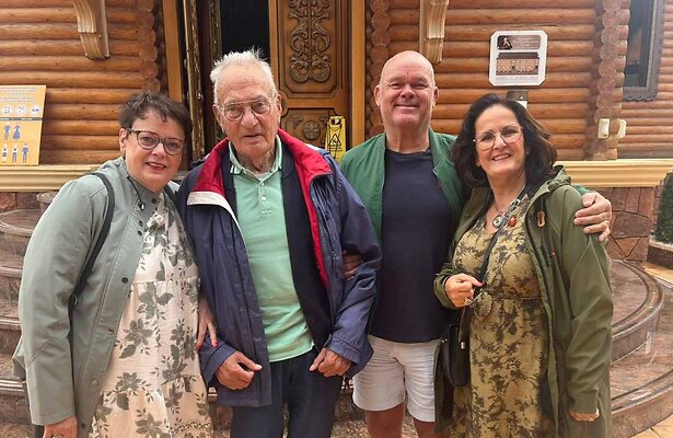 Paul de Leeuw met Bert en zijn dochters voor Een Vergetelijk Mooie Reis