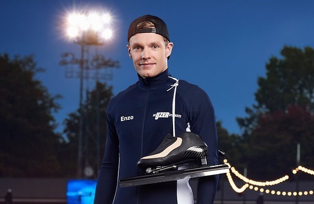 Bekend Nederland in een schaatspak