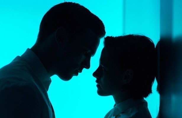 Nicholas Hoult en Kristen Stewart in Equals