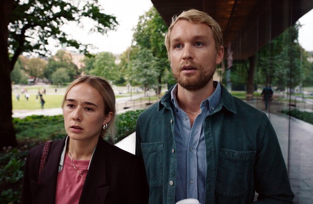 Alba August als Hilma en Björn Gustafsson als Ola in Everyone But Us