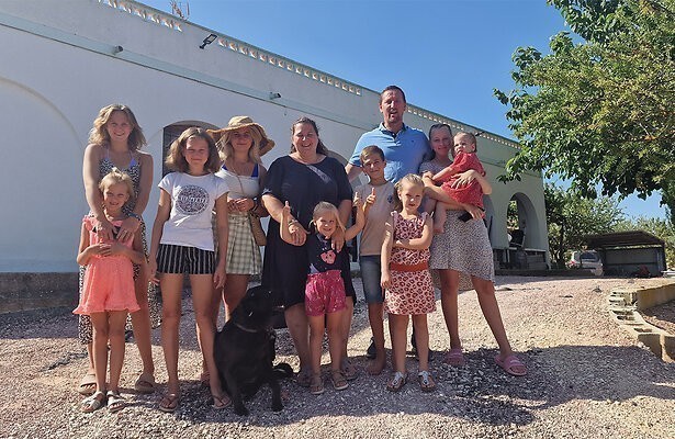 De familie Jelies in Een Huis Vol Emigreert