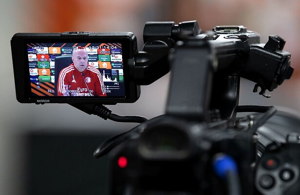 Feyenoord-trainer Arne Slot tijdens een persconferentie van de UEFA Europa League