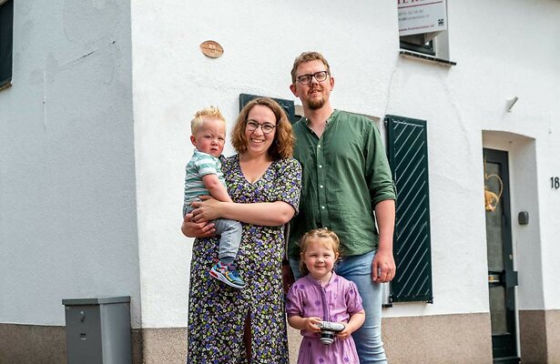 Robin en Bette Koenjer met hun twee kinderen