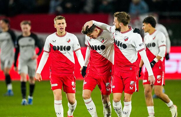 Victor Jensen met zijn teamgenoten van FC Utrecht
