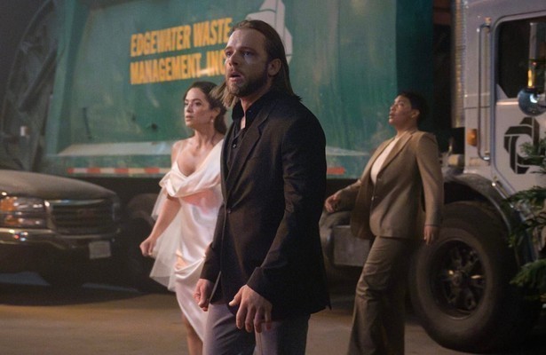 Jules Latimer, Max Thieriot en Stephanie Arcila in Fire Country