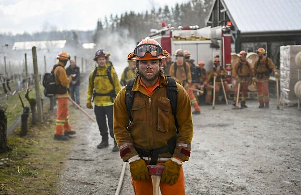 Max Thieriot als Bode Donovan in Fire Country