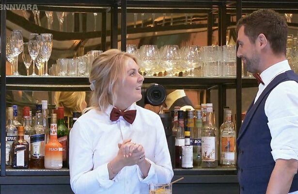 Victor Abeln in gesprek met barvrouw van de dag.