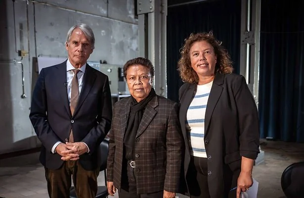 Dick Berlijn, Frieda Tomadoa en Nathalia Toisuta.