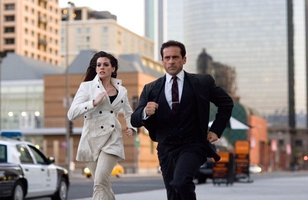 Anne Hathaway als Agent 99 & Steve Carell als Maxwell Smart in Get Smart
