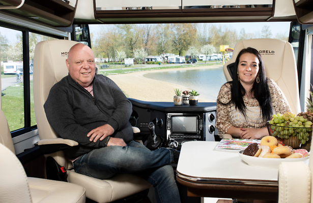 Peter Gillis en Nicol Kremers in Massa is Kassa.