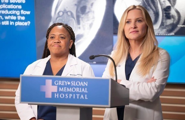 Chandra Wilson & Jessica Capshaw in Grey's Anatomy