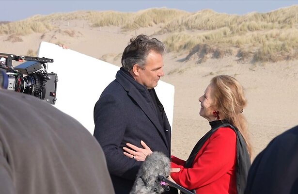 Reinout Oerlemans en Jette van der Meij op het strand tijdens opnames.