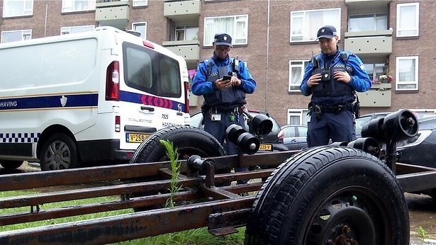 Handhavers in actie in de metro
