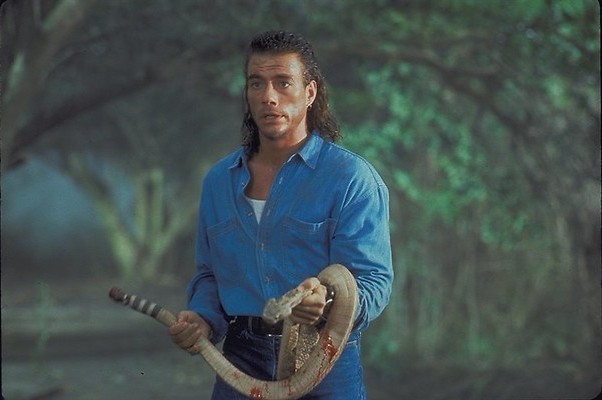 Jean-Claude Van Damme schiet, schopt en slaat alle schurken van zich af