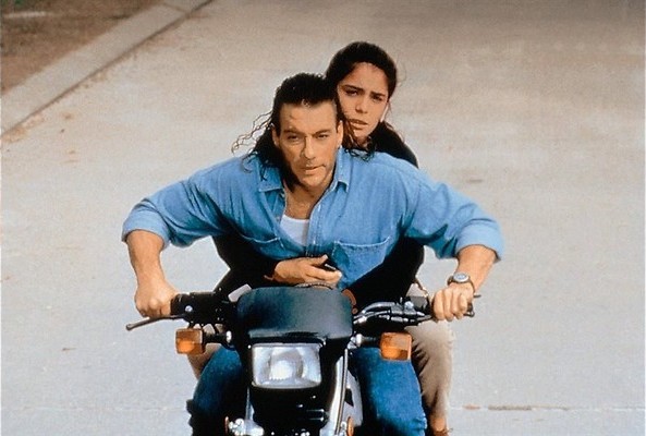 Jean-Claude Van Damme schiet, schopt en slaat alle schurken van zich af