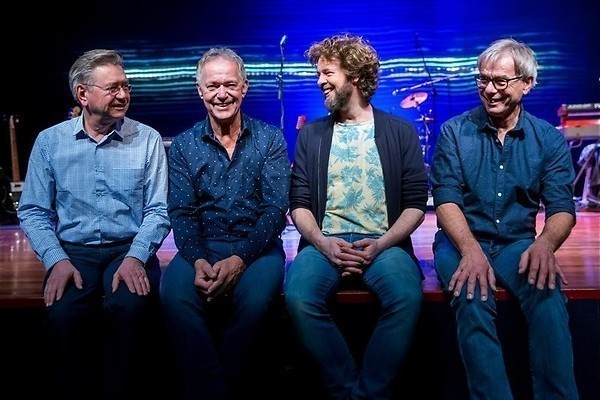 Harrie Jekkers & Klein Orkest gaan nog één keer Over de muur... 