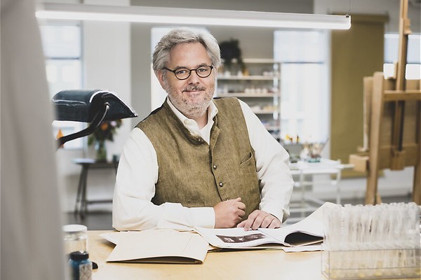 Twee schilderijen in een