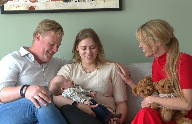 Anne-Mar Zwart met Eline, Kevin en baby Noud